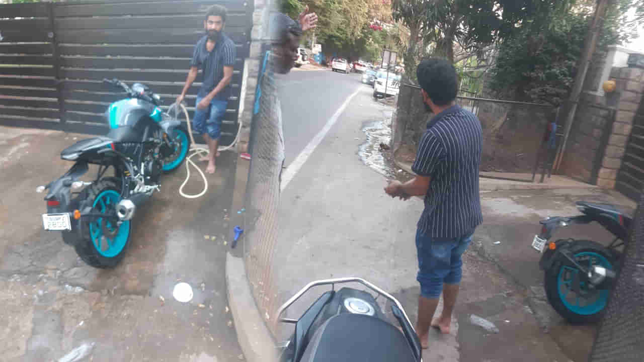 Hyderabad: తాగునీటితో బండి కడుగుతున్నారా.? ఫైన్ కట్టాల్సిందే.. ఎంతో తెల్సా