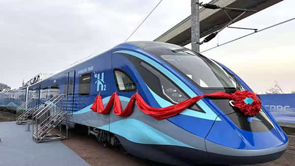 Hydrogen Train: గుడ్ న్యూస్.. ఇకపై దూసుకెళ్లాల్సిందే.. దేశంలో పట్టాలెక్కబోతున్న తొలి హైడ్రోజన్ రైలు..