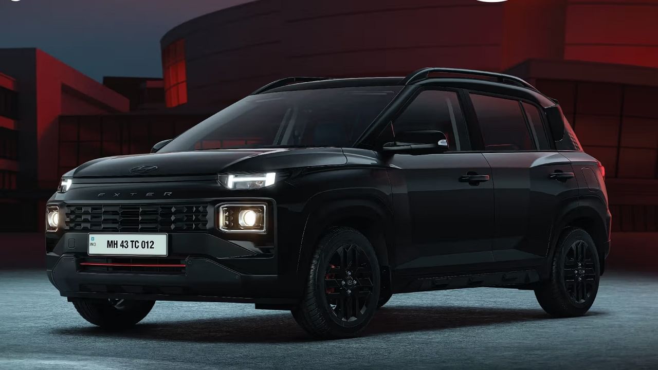 హ్యుందాయ్ ఎక్స్ టర్ నైట్ ఎడిషన్ 2024లో విడుదలైంది. ఈ ఎస్ యూవీకి లోపలా, బయటా ఆకట్టుకునే బ్లాక్ అవుట్ ట్రీట్ మెంట్ చేశారు. దీనిలో బ్లాక్ అవుట్ బ్యాడ్జిలు, అల్లాయ్ వీల్స్, ముందు వెనుక స్కిడ్ ప్లేట్లు, డ్యాష్ బోర్డు, సీట్లు బాగున్నాయి. వీటితో పాటు ఎరువు రంగు బ్రేక్ కాలిపర్లు, గ్రిల్ టిమ్, ఏసీ వెంట్ హైలైట్లు, సిట్ పైపింగ్ ఉన్నాయి. ఈ నైట్ ఎడిషన్ బహుళ రంగుల ఎంపికల్లో లభిస్తుంది. హ్యుందాయ్ ఎక్స్ టర్ నైట్ ఎడిషన్ ధర రూ.8.46 లక్షల నుంచి రూ.10.50 లక్షల వరకూ ఉంది.