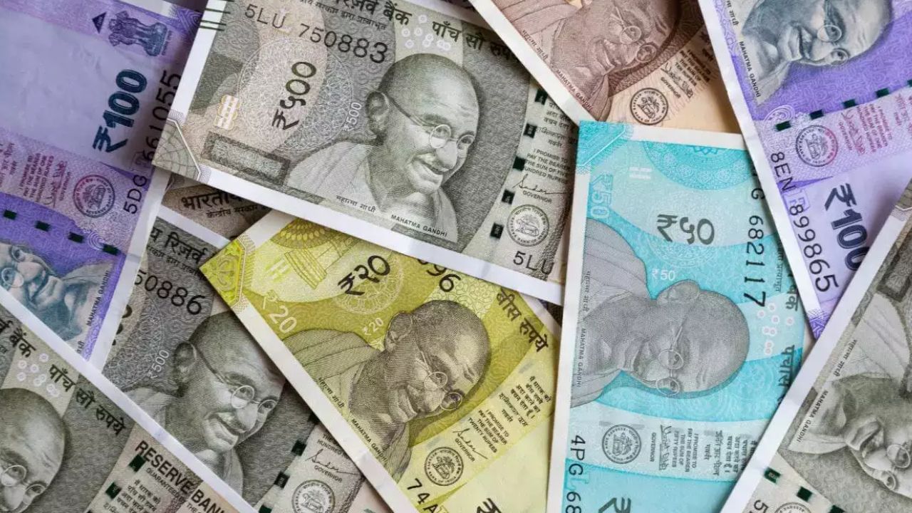 చాలా మంది డబ్బు, బిళ్లు, రసీదులు చెదిరిపోయేలా చెత్తగా వదిలేస్తారు. కానీ ఇది వాస్తు దృష్ట్యా చాలా తప్పు. డబ్బును తగిన రీతిలో ఉంచకపోతే ఆర్థిక ఇబ్బందులు వచ్చే ప్రమాదం ఉంది. వాస్తు ప్రకారం డబ్బును చక్కగా అమర్చుకొని అలమరాలో భద్రంగా ఉంచాలి.  