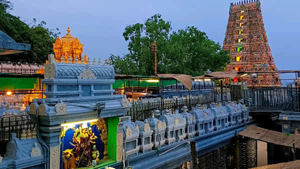 Indrakeeladri Saree Scam: చీరల దొంగలు ఎవరు..? ఇంద్రకీలాద్రిలో స్కామ్పై మరోసారి విచారణ..