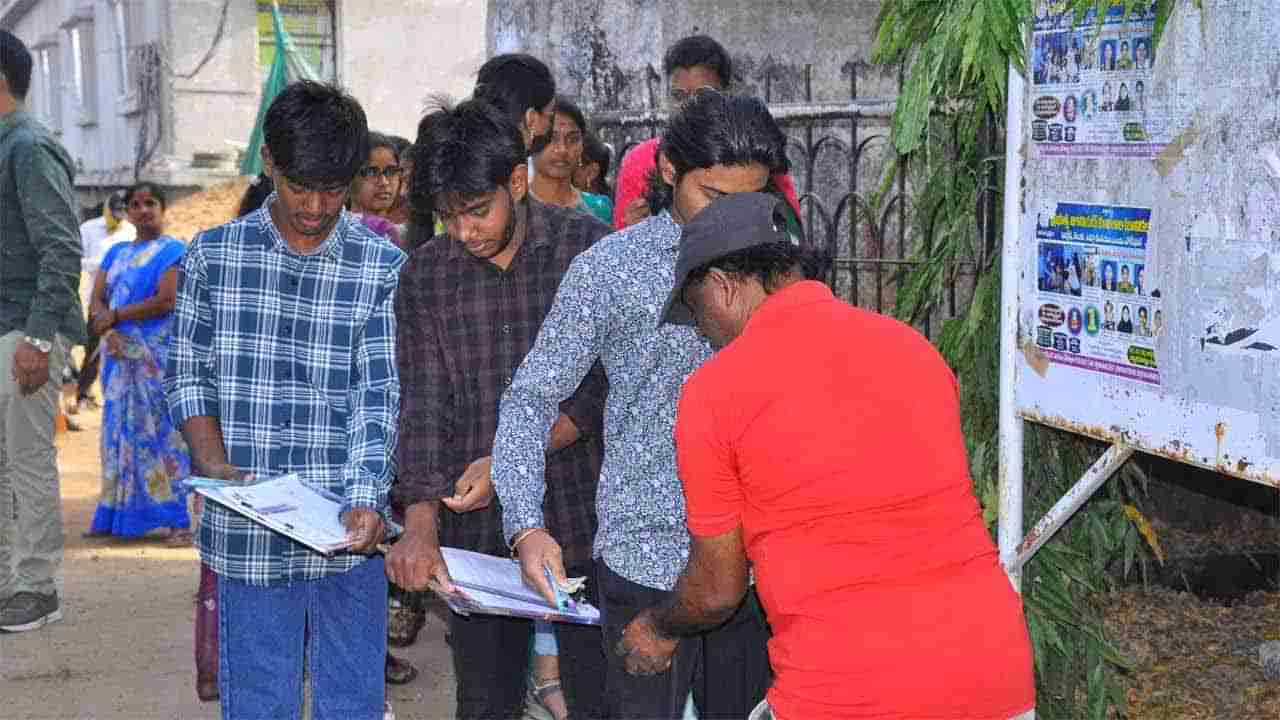 Inter Exams 2025: నిఘా నీడలో ఇంటర్‌ పరీక్షలు ప్రారంభం.. 9.05 గంటలకు వచ్చినా అనుమతి! 