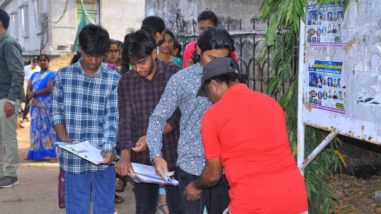 Inter Exams 2025: నిఘా నీడలో ఇంటర్‌ పరీక్షలు ప్రారంభం.. 9.05 గంటలకు వచ్చినా అనుమతి! 
