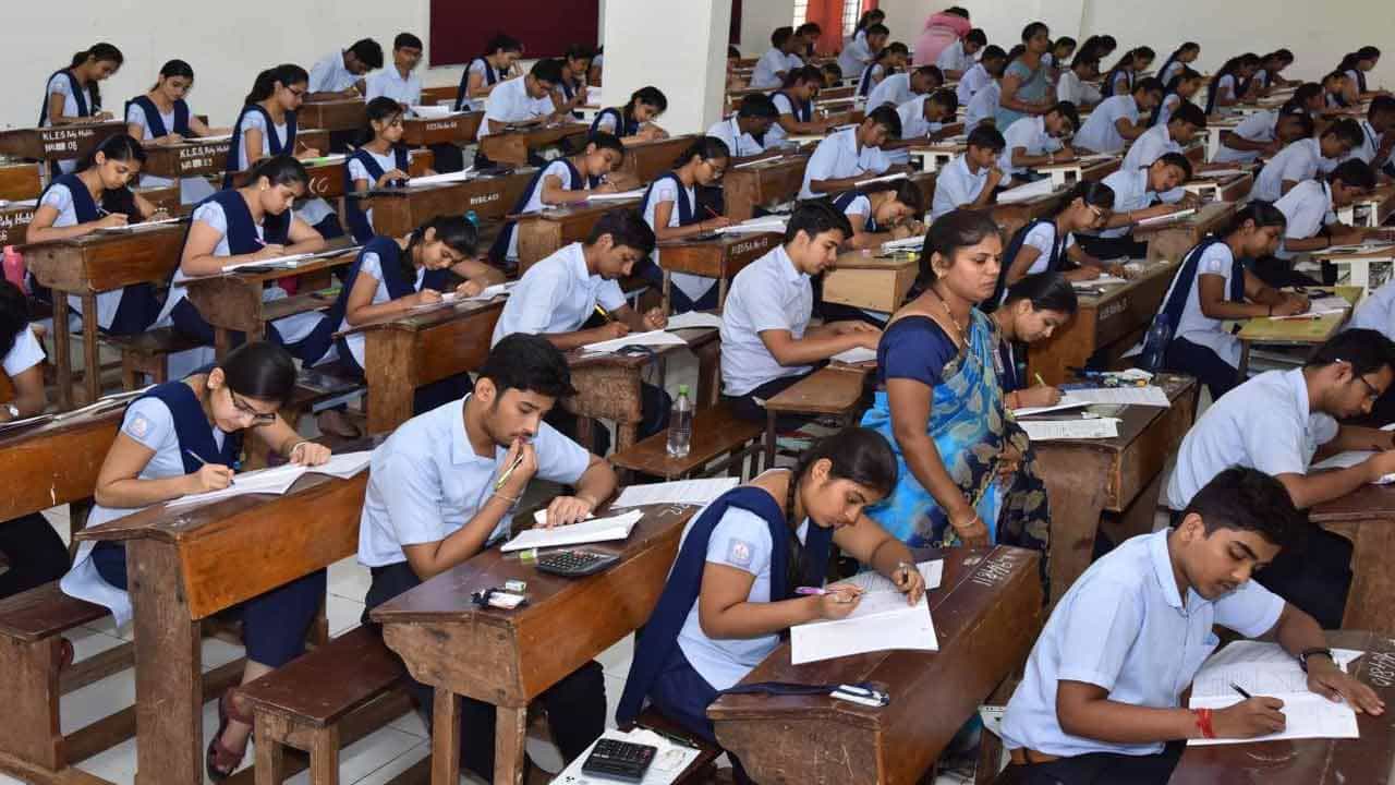 మాల్ ప్రాక్టీస్ లేదా ఇతరత్రా అవాంఛనీయ ఘటనలు చోటు చేసుకుంటే కఠిన చర్యలు తీసుకుంటామని విద్యాశాఖ అధికారులు ఇప్పటికే హెచ్చరించారు. పరీక్షలు సజావుగా నిర్వహించేందుకు ఇప్పటికే ప్రశ్న పత్రాలపై క్యూఆర్ కోడ్ తో పాటు సీరియల్ నెంబర్ను విద్యాశాఖ ముద్రించింది.