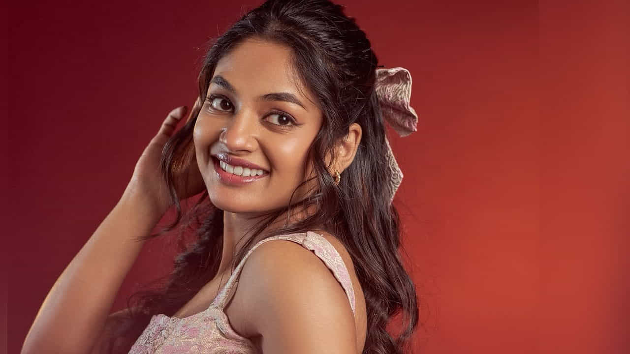 తాజాగా బుల్లిగౌన్లో తన అందాలతో మతిపొగొడుతుంది.క్యూట్ లుక్స్తో చూడటానికి చాలా అందంగా కనిపిస్తూ.. అందరినీ ఆకట్టుకుంటుంది ఈ బ్యూటీ.