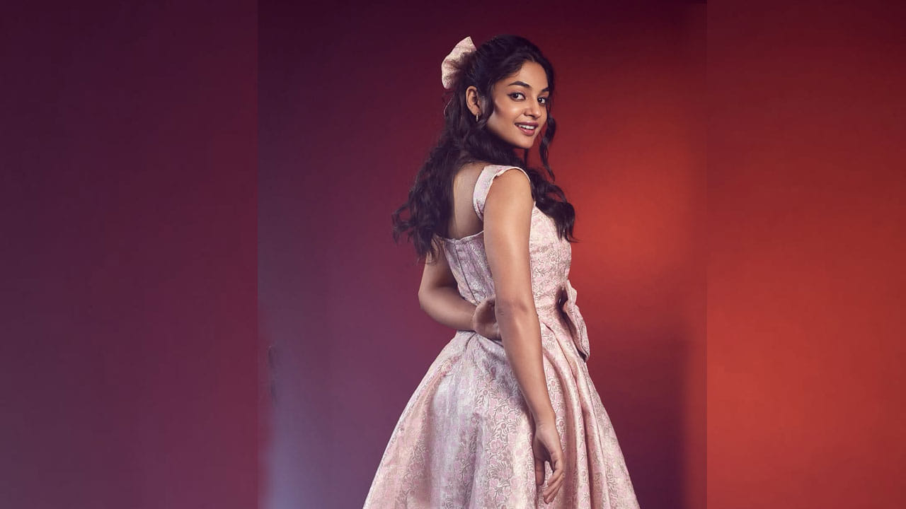 ప్రస్తుతం ఈ ముద్దుగుమ్మకు సంబంధించిన ఫొటోలు సోషల్ మీడియాలో తెగ వైరల్ అవుతున్నాయి. బుల్లి గౌన్లో బుట్టబొమ్మలా క్యూట్గా ఉన్నావు అంటూ కామెంట్స్ చేస్తున్నారు నెటిజన్స్.