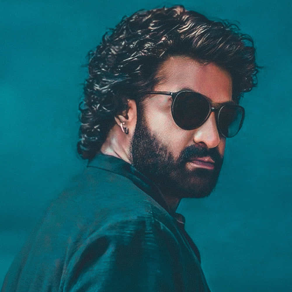 వార్ 2 కోసం పూర్తిగా మేకోవర్ అయ్యారు ఎన్టీఆర్. దేవరలో టైటిల్ రోల్ కోసం బరువు పెరిగిన ఈయన.. వర క్యారెక్టర్ కోసం కాస్త తగ్గారు. తాజాగా వార్ 2 కోసం సన్నగా కరెంట్ తీగలా మారిపోయారు. సిక్స్ ప్యాక్ బాడీతో చూడ్డానికి చురకత్తిలా కనిపిస్తున్నారు తారక్. ఈయన లేటెస్ట్ ఫోటోస్ సోషల్ మీడియాలో తెగ ట్రెండ్ అవుతున్నాయి.