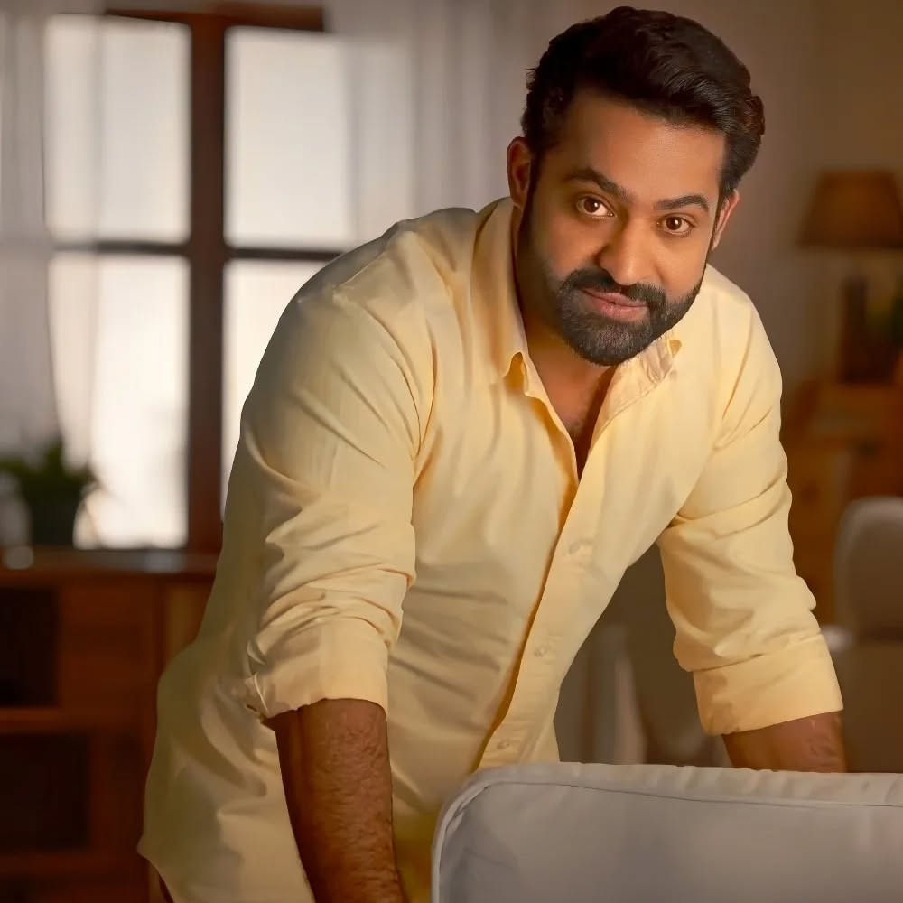 మార్చి 28న విడుదల కానున్న ఈ చిత్ర ప్రమోషన్ కోసం జపాన్ వెళ్తున్నారు ఎన్టీఆర్. ఇప్పటికే అక్కడి మీడియాతో జూమ్‌లో మాట్లాడారు తారక్. ఆ ఫోటోస్ సోషల్ మీడియాలో వైరల్ అవుతున్నాయి. 