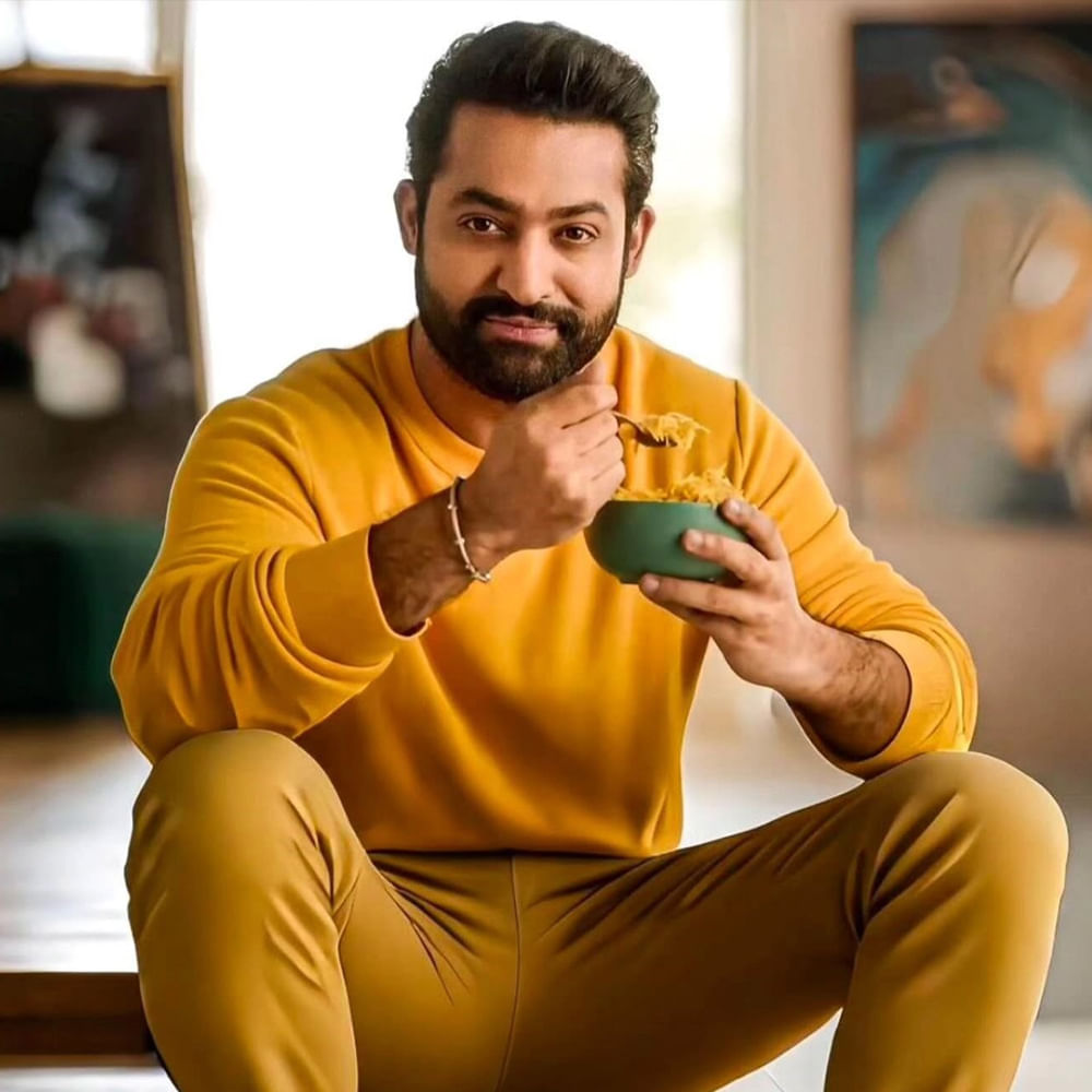 ఎన్టీఆర్ ప్రస్తుతం వార్ 2తో బిజీగా ఉన్నారు. ప్రశాంత్ నీల్ చిత్ర షూట్ సైతం మొదలైంది. త్వరలోనే ఇందులో జాయిన్ కానున్నారు తారక్. ఇక మార్చి 22న జపాన్ వెళ్తున్నారు ఎన్టీఆర్. ఈలోపు జూమ్ ఇంటర్వ్యూస్ ఇచ్చారు. మరి మన దగ్గర ఇరగదీసిన దేవర.. జపాన్‌లోనూ అదే మ్యాజిక్ రిపీట్ చేస్తుందా అనేది చూడాలిక. 