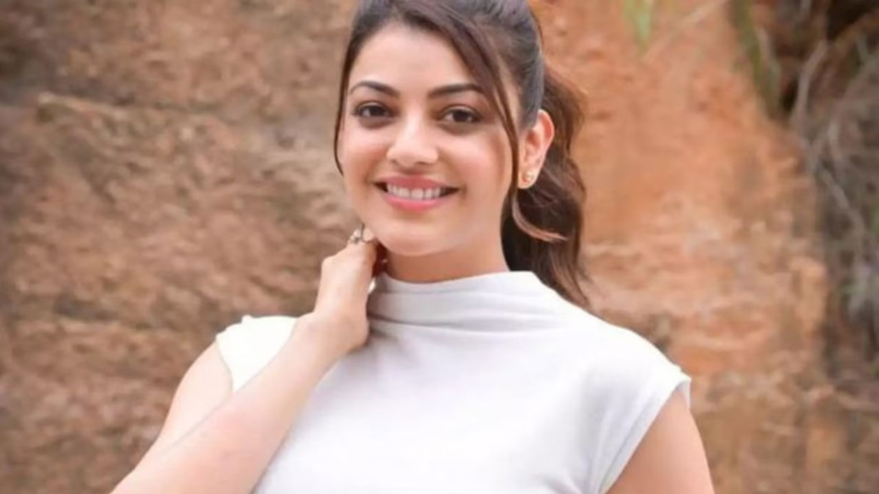 ఈ కార్యక్రమంలో కాజల్ అగర్వాల్ క్లీవేజ్ అందాలతో కనిపించి యూత్ కు చెమటలు పట్టించింది. ప్రస్తుతం దీనికి సంబంధించిన ఫొటోలు నెట్టింట తెగ వైరల్ అవుతున్నాయి. దీంతో ఓ బిడ్డకు జన్మనిచ్చినా కాజల్ అందం ఏమాత్రం తగ్గలేదంటున్నారు అభిమానులు.