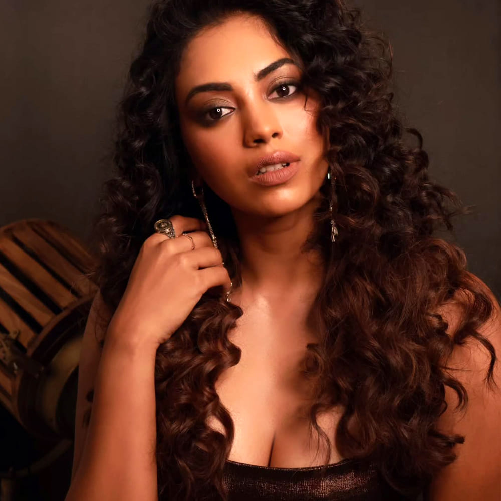 విరూపాక్ష అలాగే మా ఉరి పొలిమేర సినిమాలో తన నటనతో కట్టిపడేసింది. పొలిమేర 2లోనూ తన నటనతో ప్రేక్షకులను మెప్పించింది కామాక్షి భాస్కర్ల. ఆతర్వాత ఈ అమ్మడు కొన్ని సినిమాల్లో చిన్న చిన్న పాత్రల్లో నటించింది.