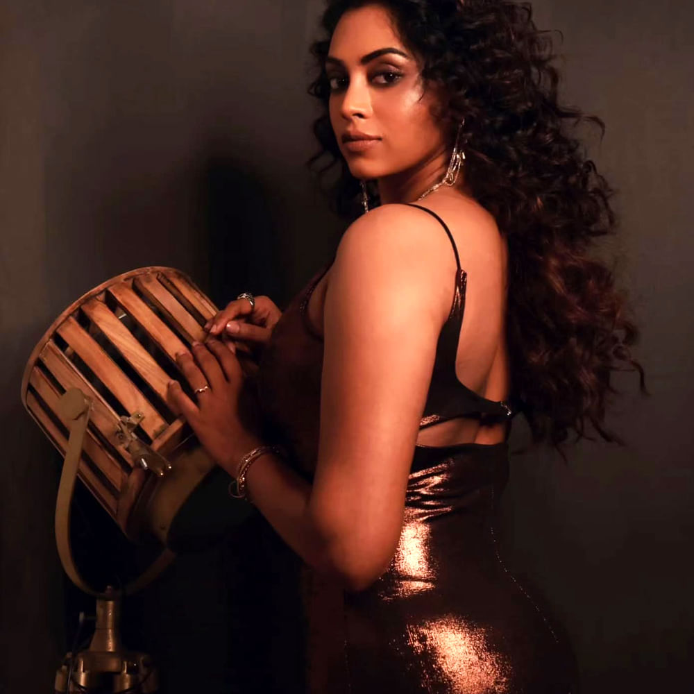 తాజాగా ఈ క్రేజీ బ్యూటీ ఫొటోస్ సోషల్ మీడియాలో తెగ వైరల్ అవుతున్నాయి. ఓరచూపుతో కుర్రాళ్ళ మతిపోగొడుతోంది ఈ బ్యూటీ. ఈ కుర్రదాని అందాలకు నెటిజన్స్ ఫిదా అవుతున్నారు. ఈ హాట్ బ్యూటీ ఫోటోల పై మీరూ ఓ లుక్కేయండి. 