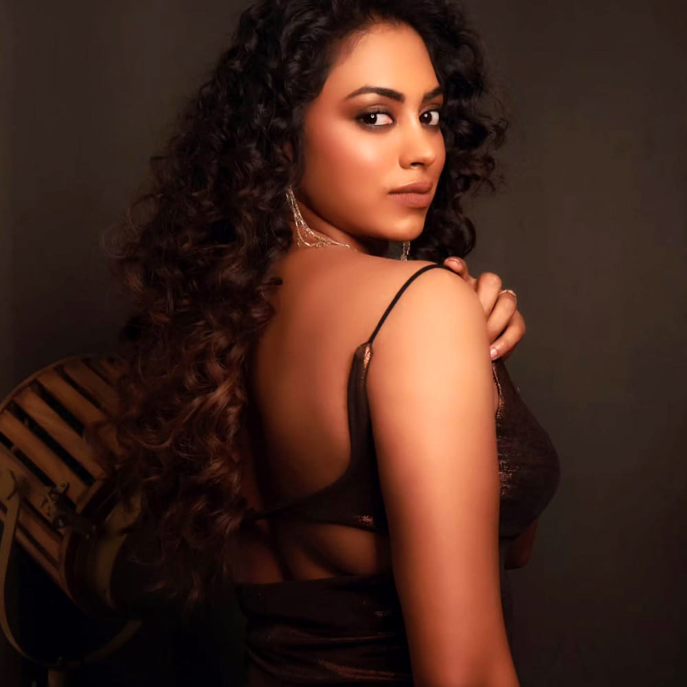 సరైన క్యారెక్టర్ దొరికితే చాలు తమ నటనతో ప్రేక్షకుల కట్టిపడేస్తున్నారు. అలాంటి వారిలో కామాక్షి భాస్కర్ల ఒకరు. చేస్తుంది చిన్న పాత్రలే అయినా తన నటనతో కట్టిపడేస్తుంది ఈ చిన్నది. సినిమాలో తన నటనతో ఆకట్టుకుంది ఈ చిన్నది.