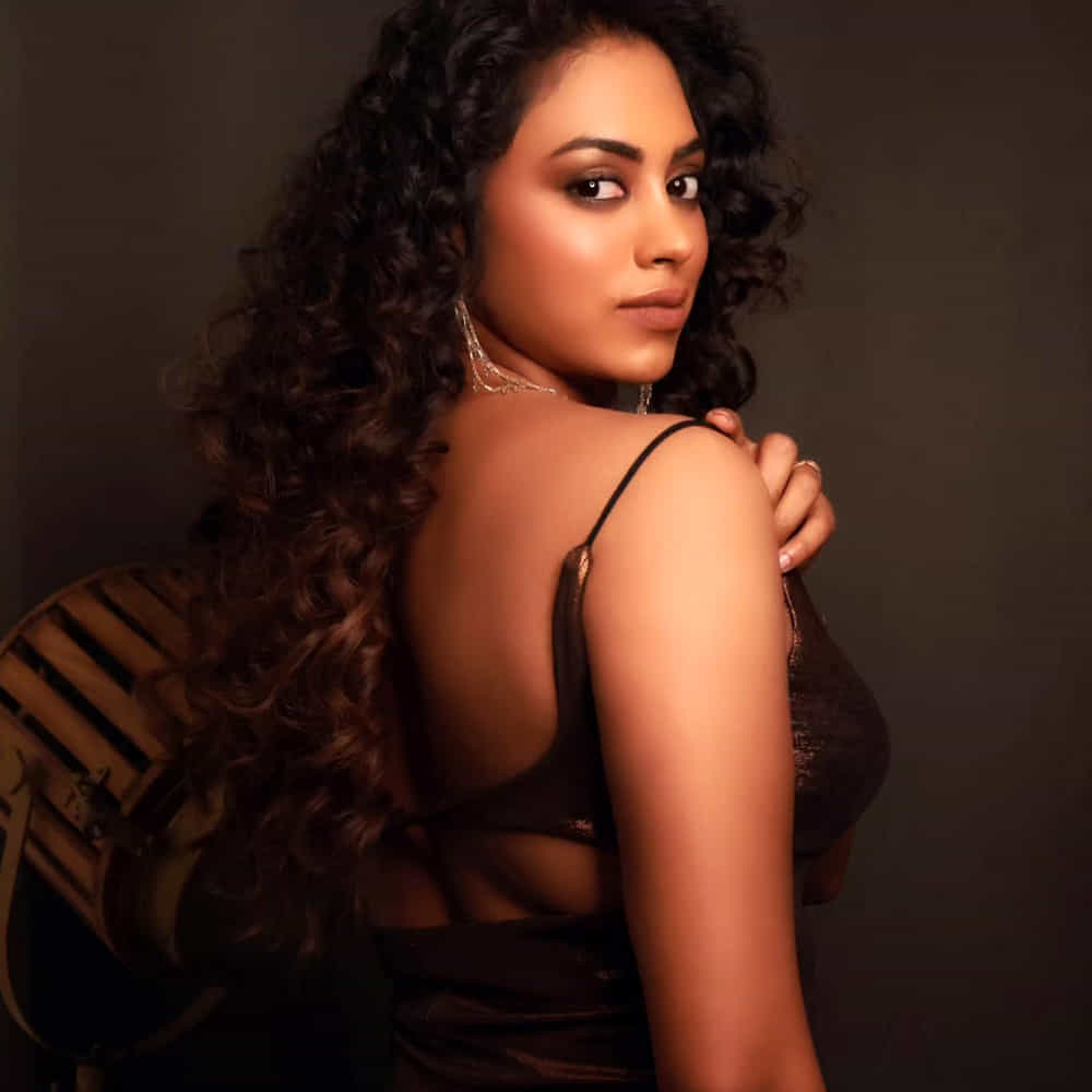 సరైన క్యారెక్టర్ దొరికితే చాలు తమ నటనతో ప్రేక్షకుల కట్టిపడేస్తున్నారు. అలాంటి వారిలో కామాక్షి భాస్కర్ల ఒకరు. చేస్తుంది చిన్న పాత్రలే అయినా తన నటనతో కట్టిపడేస్తుంది ఈ చిన్నది. సినిమాలో తన నటనతో ఆకట్టుకుంది ఈ చిన్నది.
