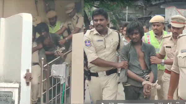 Karimnagar: ఏందిరయ్యా ఇలా ఉన్నావ్.. ఫుల్లుగా తాగి బిల్డింగ్ ఎక్కాడు.. ఆ తర్వాత జరిగిందిదే..