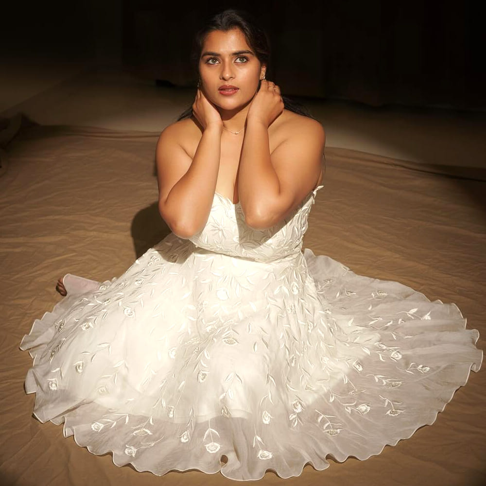 మసూద సినిమాతో హీరోయిన్ గా మారింది కావ్య కళ్యాణ్ రామ్. తొలి సినిమాతోనే హీరోయిన్ గా ఆకట్టుకుంది. తన నటనతో మెప్పించింది ఈ చిన్నది. ఆతర్వాత వేణు దర్శకత్వంలో బలగం సినిమాలో నటించింది. ఈ సినిమాతో మంచి విజయాన్ని తన ఖాతాలో వేసుకుంది. 