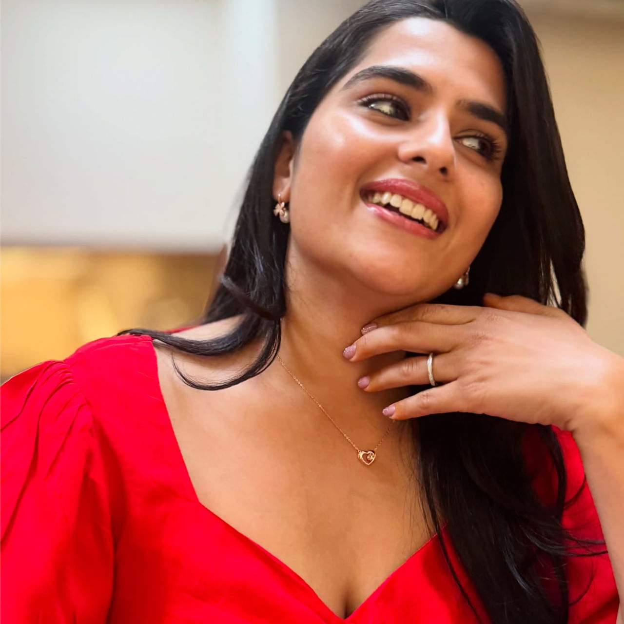 తెలుగులో చాలా మంది చైల్డ్ ఆర్టిస్ట్ లు తమ నటనతో మంచి గుర్తింపు తెచ్చుకున్నారు. పదుల సంఖ్యలో చైల్డ్ ఆర్టిస్ట్‌‌‌లుగా చేసి ఇప్పుడు హీరో, హీరోయిన్స్ గా మారిన వారు చాలా మంది ఉన్నారు. వారిలో ఈ ముద్దుగుమ్మ ఒకరు ఆమె కావ్య కళ్యాణ్ రామ్.