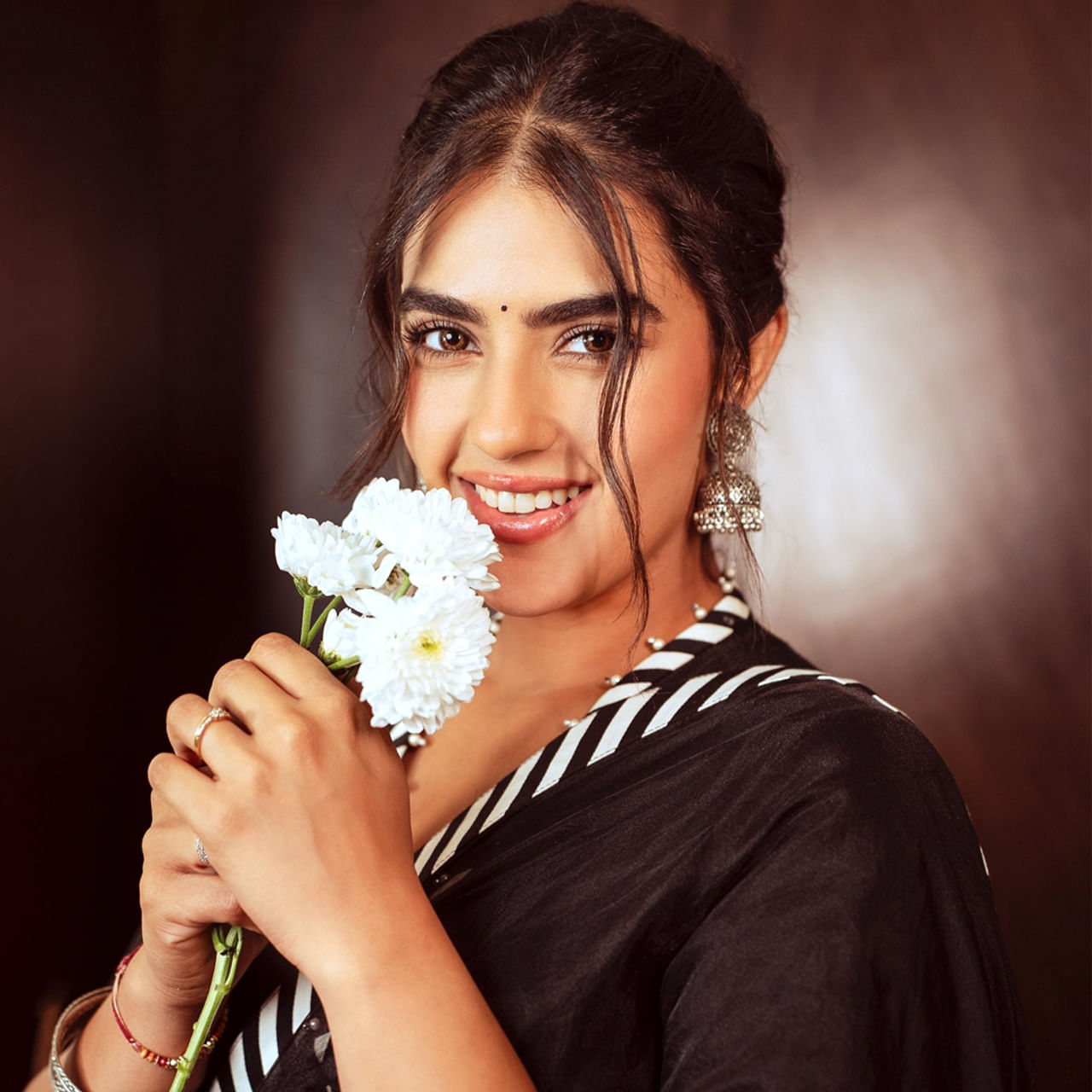 టాలీవుడ్ లో కొత్త అందాలు ప్రేక్షకులను విపరీతంగా ఆకట్టుకుంటున్నాయి. చాలా మంది కొత్త భామలు తమ నటనతో పాటు అందచందాలతోనూ ప్రేక్షకులను కవ్విస్తున్నారు. అలాంటి ముద్దుగుమ్మల్లో కావ్య థాపర్ ఒకరు.