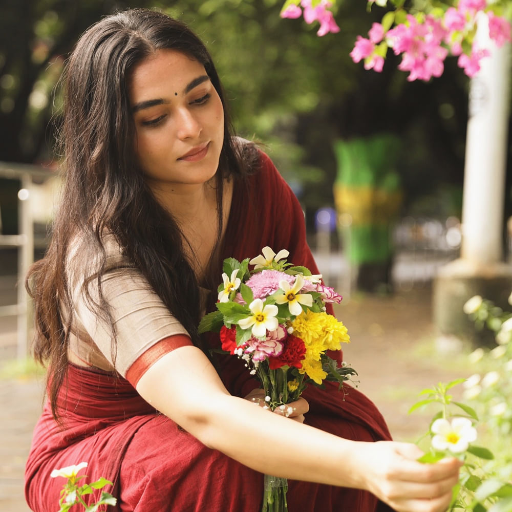 ఇన్‌స్టా రీల్స్ చూసినా.. ట్విట్టర్ ఓపెన్ అయినా కనిపిస్తున్నారు కయాడు లోహర్. డ్రాగన్ తర్వాత ఈ భామ సోషల్ మీడియా సెన్సేషన్ అయిపోయారు. ప్రదీప్ రంగనాథన్ హీరోగా నటించిన డ్రాగన్‌తో ఓవర్ నైట్ స్టార్ అయిపోయారు కయాడు. 