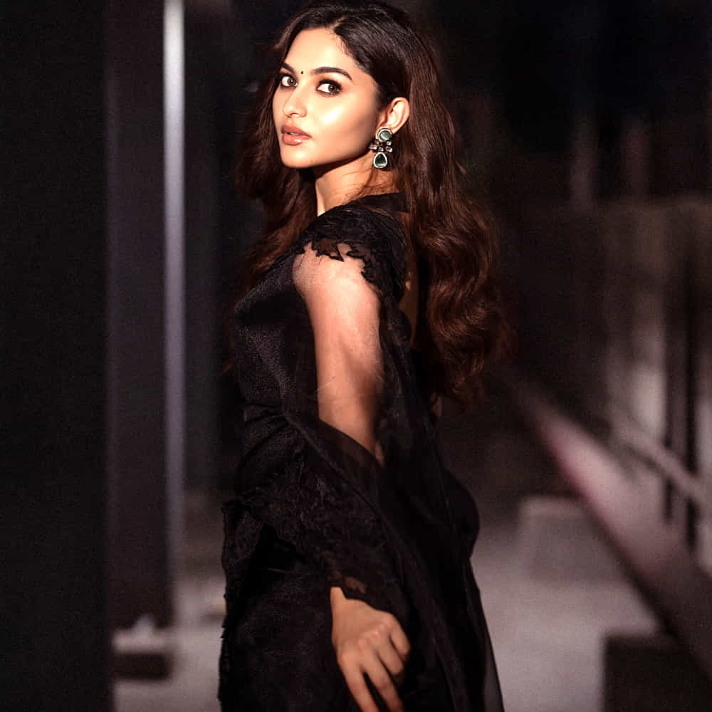 ఇక సోషల్ మీడియాలో యాక్టివ్ గా ఉండే ఈ చిన్నది. రెగ్యులర్ గా ఫోటోలు వీడియోలు షేర్ చేస్తూ అభిమానులను ఆకట్టుకుంటుంది. తాజాగా బ్లాక్ కలర్ చీరలో కొన్ని ఫోటోలను పంచుకుంది. ఈ ఫోటోలు వైరల్ గా మారాయి. 