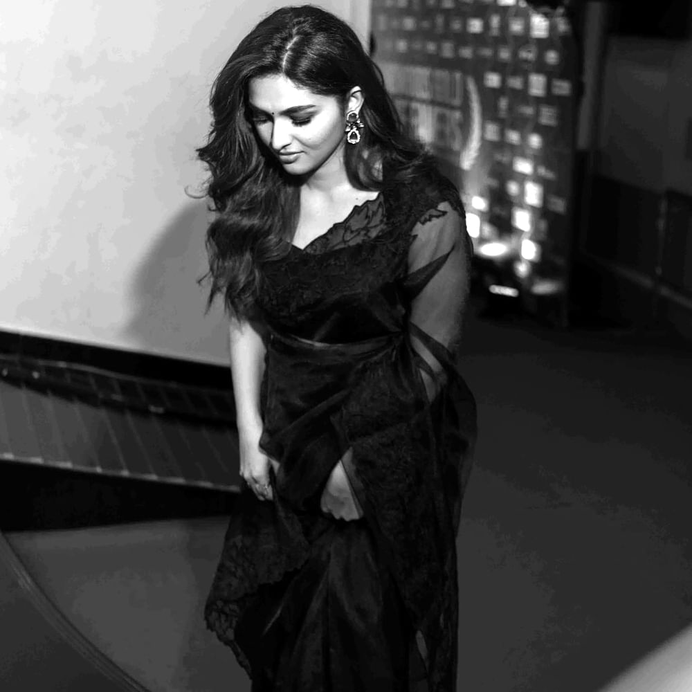 చిన్న సినిమాలు ఎలాంటి అంచనాలు లేకుండా వచ్చి మంచి విజయాలను అందుకుంటున్నాయి. అలాంటి సినిమాల్లో డ్రాగన్ సినిమా ఒకటి. కోలీవుడ్ హీరో ప్రదీప్ రంగనాథన్ నటించిన ఈ చిత్రాన్ని తెలుగులోనూ రిలీజ్ చేయగా మంచి రెస్పాన్స్ వచ్చింది. ఈ సినిమాలో అందాల భామ కయాదు లోహర్ పేరు మారుమ్రోగింది.