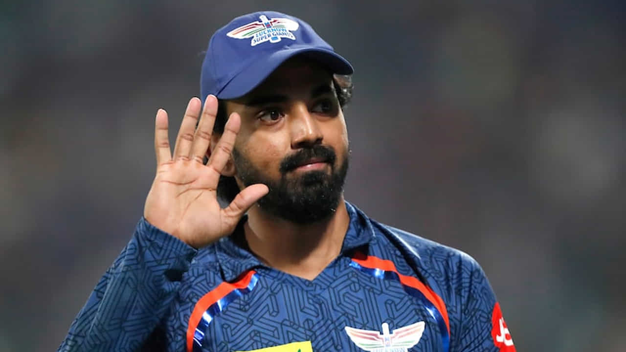 ఇండియన్ ప్రీమియర్ లీగ్ సీజన్-18 కోసం 9 ఫ్రాంచైజీలు తమ జట్ల కెప్టెన్లను ప్రకటించాయి. అయితే, ఢిల్లీ క్యాపిటల్స్ జట్టుకు ఎవరు కెప్టెన్‌గా ఉంటారో ఇంకా వెల్లడి కాలేదు. ఇదిలా ఉండగా, ఢిల్లీ క్యాపిటల్స్ ఫ్రాంచైజీ తన జట్టుకు కెప్టెన్‌గా కేఎల్‌ రాహుల్‌ ఉంటే బాగుటుందని భావించి, ఇదే విషయాన్ని రాహుల్‌కు చెప్తే. రాహుల్‌ ఆ ఆఫర్‌ను సున్నితంగా తిరస్కరించనట్లు తెలుస్తోంది. 

