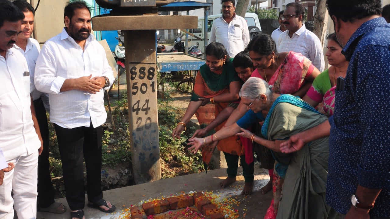 నెల్లూరు జిల్లాలో రూరల్ నియోజకవర్గంలో రాజకీయం ఆసక్తికరంగా మారింది. హ్యాట్రిక్ ఎమ్మెల్యే కల సాకారం చేసుకున్న ఎమ్మెల్యే కోటంరెడ్డి శ్రీధర్ రెడ్డి అభివృద్ధి పనుల విషయంలోనూ భిన్నంగా వెళుతున్నారు. చాలా నియోజకవర్గాల్లో డెవలప్మెంట్ యాక్టివిటీస్ జరుగుతుంటాయి. కానీ ఆయన మాత్రం వినూత్నంగా చేస్తుండడం ఇప్పుడు ఆసక్తికరంగా మారింది. కోటంరెడ్డి శ్రీధర్ రెడ్డి.. నిత్యం ప్రజాబాట, ప్రజాసమస్యలపై పోరాటాలు, అధికార పక్షంలోనే విపక్ష ఎమ్మెల్యేలా వ్యవహరించడం ఆయన తీరు.