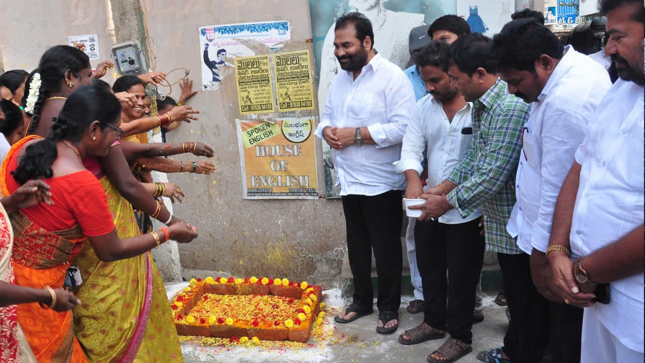 నియోజకవర్గంలో సమస్యలు, అభివృద్ధి పనులు కోసం అధికారులపై ఒత్తిడి తీసుకురావడంలో జిల్లాలో కోటంరెడ్డి తర్వాతే ఎవరైనా. గడిచిన పదేళ్లు ఎమ్మెల్యే కోటంరెడ్డి వ్యవహారం అలా ఉంటే తాజాగా మూడో సారి ఎమ్మెల్యేగా గెలిచి హ్యాట్రిక్ కొట్టిన తర్వాత తీరు మరింత భిన్నంగా ఉందన్న చర్చ జరుగుతోంది. నియోజకవర్గంలో అభివృద్ధి కార్యక్రమాల శంకుస్థాపనలు, ప్రారంభోత్సవాల విషయంలో, కోటంరెడ్డి ఎంచుకున్న విధానం ఆసక్తికరంగా మారింది.