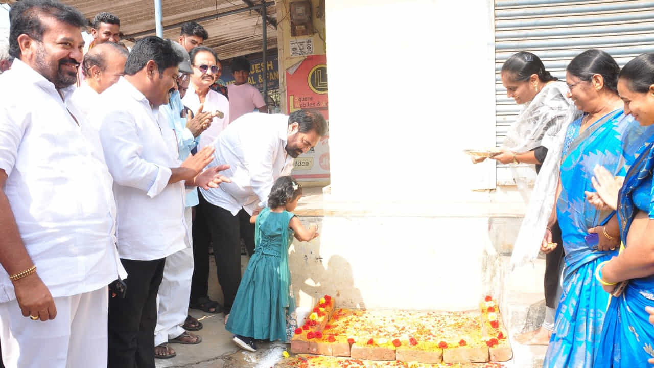 కూటమి ప్రభుత్వం అధికారంలోకి వచ్చాక నియోజకవర్గ పరిధిలోని అభివృద్ధి కార్యక్రమాల కోసం 191 కోట్లతో పనుల కోసం నిధులు మంజూరు చేయించుకున్న కోటంరెడ్డి, ఒకేరోజు ఏకంగా 105 పనులకు శంకుస్థాపన కార్యక్రమాలు నిర్వహించారు. అది కూడా నాయకుల చేత కాకుండా స్థానిక ప్రజలచేత శంకుస్థాపన కార్యక్రమాలు చేపట్టారు. అలాగే 60 రోజుల్లో మొత్తం 303 పనులను పూర్తి చేసి 606 మంది పార్టీలోని కార్యకర్తల చేత ప్రారంభోత్సవాలు చేయించేలా నిర్ణయించారట.