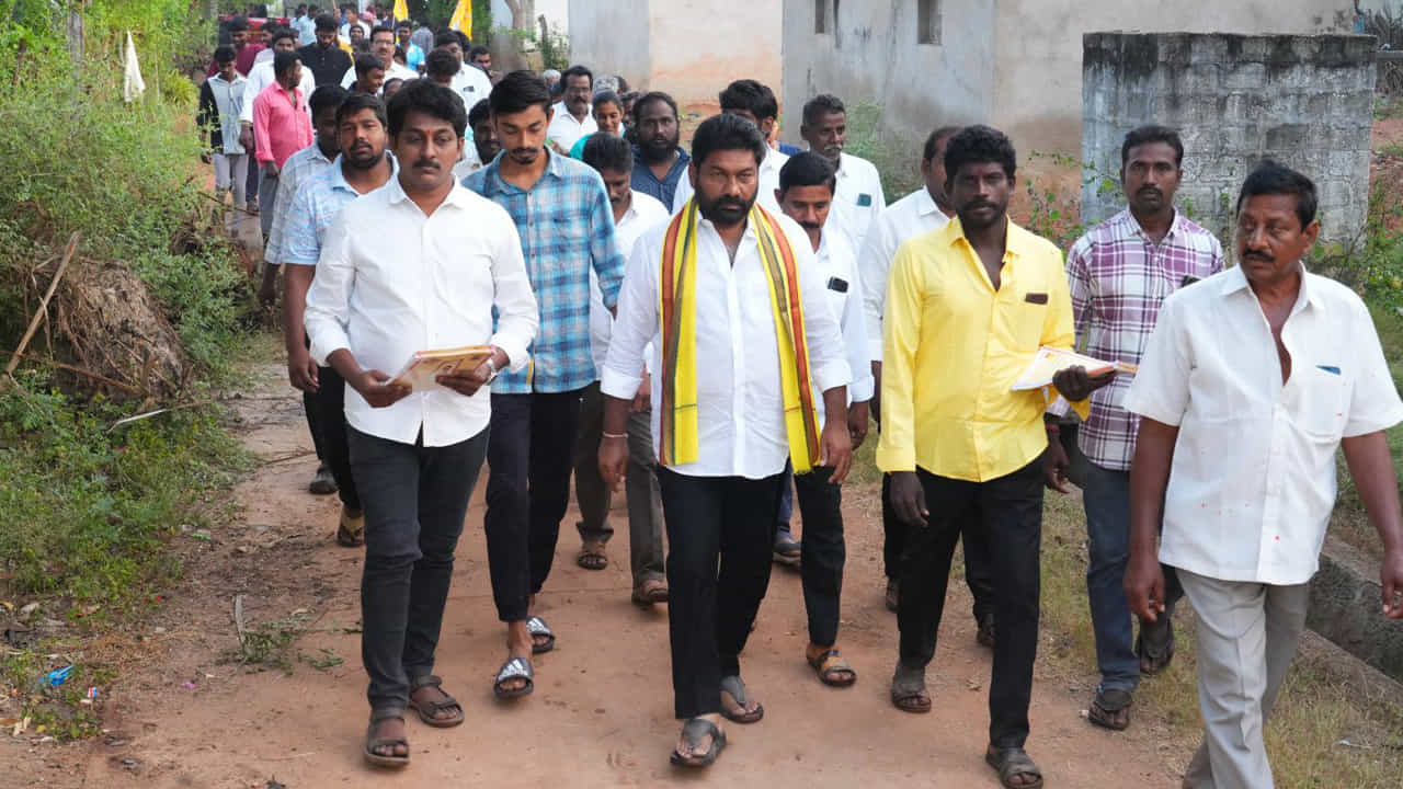 అయితే ఇప్పటి వరకు ఎక్కడా లేని విధంగా అభివృద్ధి కార్యక్రమాలకు శంకుస్థాపనలు, ప్రారంభోత్సవాలు ప్లాన్ చేసిన ఎమ్మెల్యేగా కోటంరెడ్డి నిర్ణయం వెనుక అసలు వ్యూహం మరోటి ఉందా..? అందుకే చర్చల్లో ఉండేలా వ్యూహాత్మక అడుగులు వేస్తున్నారా..? అనే ప్రశ్నలు కూడా ఉత్పన్నం అవుతున్నాయి. కోటంరెడ్డి శ్రీధర్ రెడ్డి మూడు సార్లు నెల్లూరు రూరల్ నుంచి ఎమ్మెల్యేగా హ్యాట్రిక్ కొట్టారు.. ఈ సారి పోటీకి దూరంగా ఉండాలని నిర్ణయించుకున్నారట.. వచ్చే ఎన్నికల్లో కోటంరెడ్డి తమ్ముడు కోటంరెడ్డి గిరిధర్ రెడ్డిని పోటీ చేయించాలని చూస్తున్నారు.. అందుకోసం తమ్ముడి చేత "ఇంటింటికి కోటంరెడ్డి గిరిధర్ రెడ్డి" పేరుతో నాలుగేళ్ల ముందే కార్యక్రమం మొదలు పెట్టడం.. ఇప్పుడు ఎమ్మెల్యే అభివృద్ధి కార్యక్రమాల జోరు చూస్తుంటే సామాన్య కుటుంబం నుంచి వచ్చిన ఎమ్మెల్యేగా గెలవడానికి రాళ్లబాటపై నడిచిన కోటంరెడ్డి తమ్ముడి కోసం పూల బాట వేస్తున్నారన్న టాక్ నడుస్తోంది.