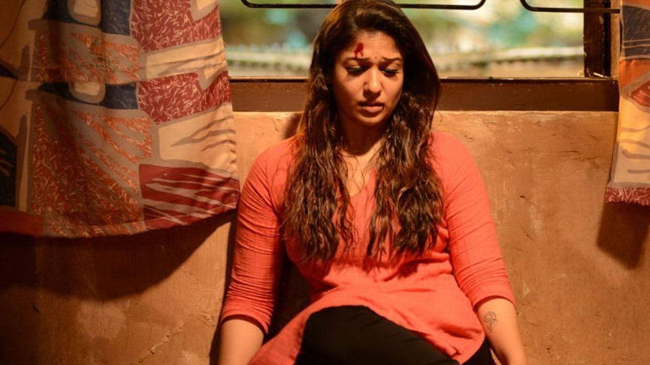 నయనతార : లేడీ సూపర్ స్టార్ నయనతార తన నటనతో ఎంతో మంది అభిమానులను కూడగట్టుకుంది. ఈ అమ్మడు ఏసినిమాలోనైనా ఇట్టే ఒదిగిపోతుంది. ఈ హీరోయిన్ అనామిక, ఐరా, కర్తవ్యం వంటి సినిమాల ద్వారా మంచి ఫేమ్ సంపాదించుకుంది.