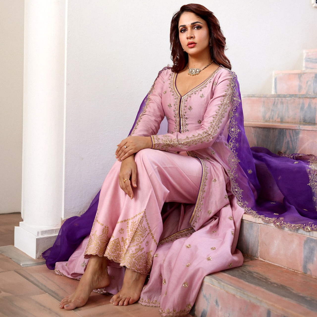 మెగా మేనకోడలు లావణ్య త్రిపాఠి ప్రస్తుతం సినిమాలకు గ్యాప్ ఇచ్చిన విషయం తెలిసిందే. అందాల రాక్షసి సినిమాతో హీరోయిన్ గా పరిచయమైన లావణ్య తొలి సినిమాతోనే మంచి విజయాన్ని అందుకుంది. అలాగే నటన పరంగాను ఈ అమ్మడు మంచి మార్కులు కొట్టేసింది.