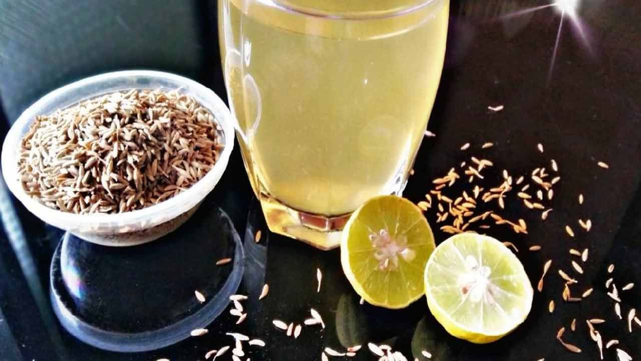 నిమ్మకాయ అనేది సిట్రస్ పండు. ఇందులో విటమిన్ సి, పొటాషియం, మెగ్నీషియం, ఫోలేట్, కాల్షియం, ఐరన్, జింక్ మరియు ప్రోటీన్లు ఉంటాయి. జీలకర్ర పొటాషియం, మెగ్నీషియం, ఐరన్, ఫైబర్, విటమిన్లు, యాంటీఆక్సిడెంట్లతో కూడిన మసాలా దినుసు. జీలకర్ర నీళ్ళను నిమ్మరసంతో కలిపి తాగడం వల్ల జీర్ణక్రియ మెరుగుపడుతుంది. అసిడిటీ, గ్యాస్, ఉబ్బరం వంటి సమస్యలను నివారిస్తుంది.  శరీరం నుంచి విషతుల్య పదార్థాలను బయటకు వెళ్లగొట్టడంలో సమర్థమైనవి జీలకర్ర నీళ్లు. 