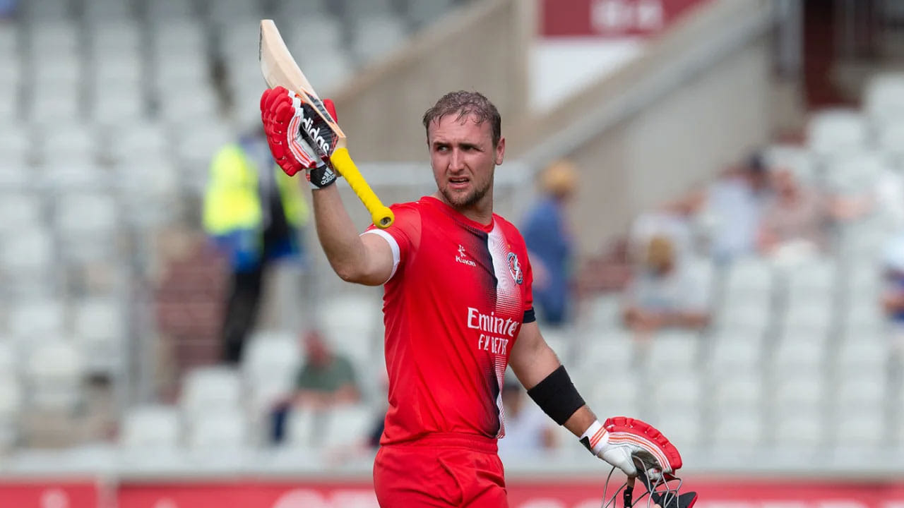 2. లియామ్ లివింగ్‌స్టోన్: లియామ్ లివింగ్‌స్టోన్ గొప్ప ఆల్ రౌండర్ ఆటగాడు. అతను బ్యాట్, బంతి రెండింటితోనూ తన వంతు సహకారాన్ని అందిస్తాడు. ఇప్పటివరకు అతను ఇంగ్లాండ్ తరపున 60 టీ20 మ్యాచ్‌లు ఆడాడు. ఇది కాకుండా, లియామ్ లివింగ్‌స్టోన్ ఐపీఎల్‌లో 39 మ్యాచ్‌లు కూడా ఆడాడు. దీన్ని పరిగణనలోకి తీసుకుంటే, లియామ్ లివింగ్‌స్టోన్‌కు అనుభవానికి లోటు లేదని చెప్పవచ్చు. ఆల్ రౌండర్ కావడంతో, అతని పాత్ర చాలా ముఖ్యమైనది.