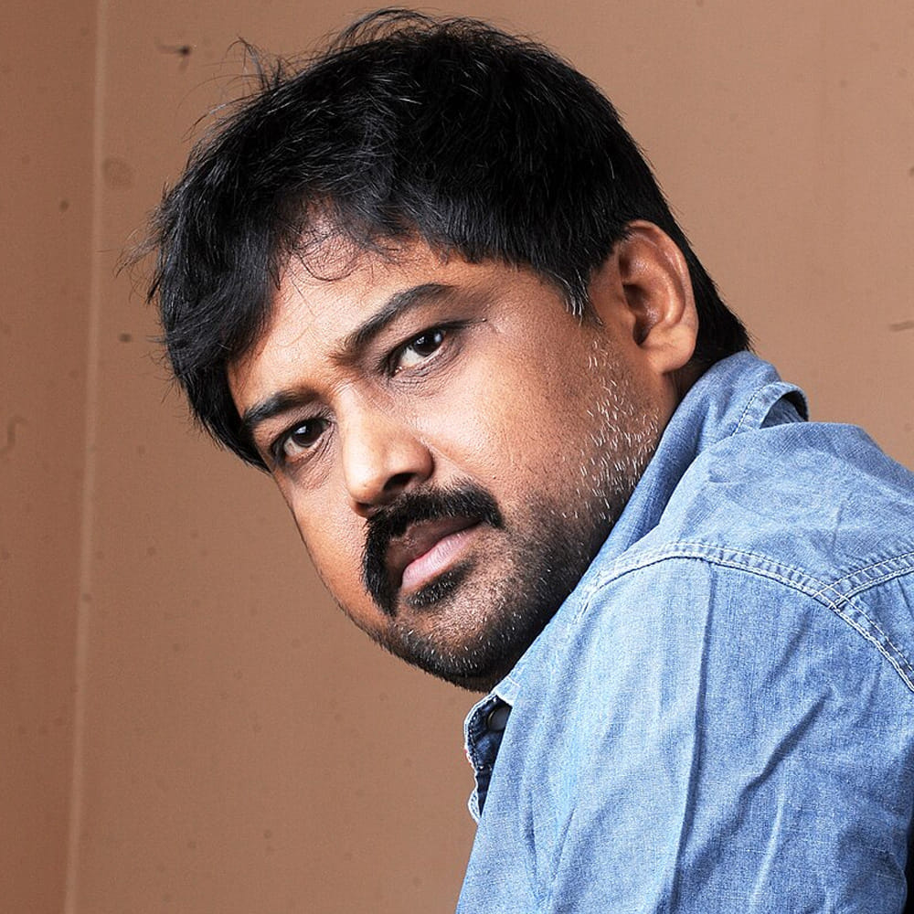 తెలుగు ఇండస్ట్రీని ఈ మధ్య నెమ్మదిగా కబ్జా చేస్తున్నారు తమిళ దర్శకులు. వరసగా మన హీరోలతో సినిమాలైతే చేస్తున్నారు కానీ ఎవరూ ఒక్క హిట్టు కూడా ఇవ్వట్లేదు. 