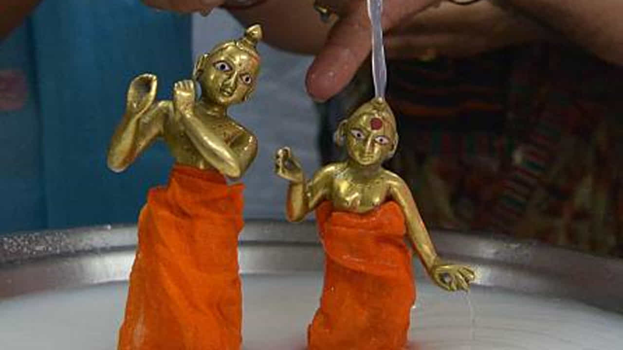 ఇంట్లో కృష్ణ విగ్రహాలను ఉంచేటప్పుడు ముఖ్యంగా శ్రద్ధ వహించాల్సిన విషయం ఏమిటంటే అవి విరిగిపోయాయా లేదా పగుళ్లు ఉన్నాయా అనేది. అలాంటి విగ్రహాలను మీ ఇంట్లో ఉంచుకోకండి.