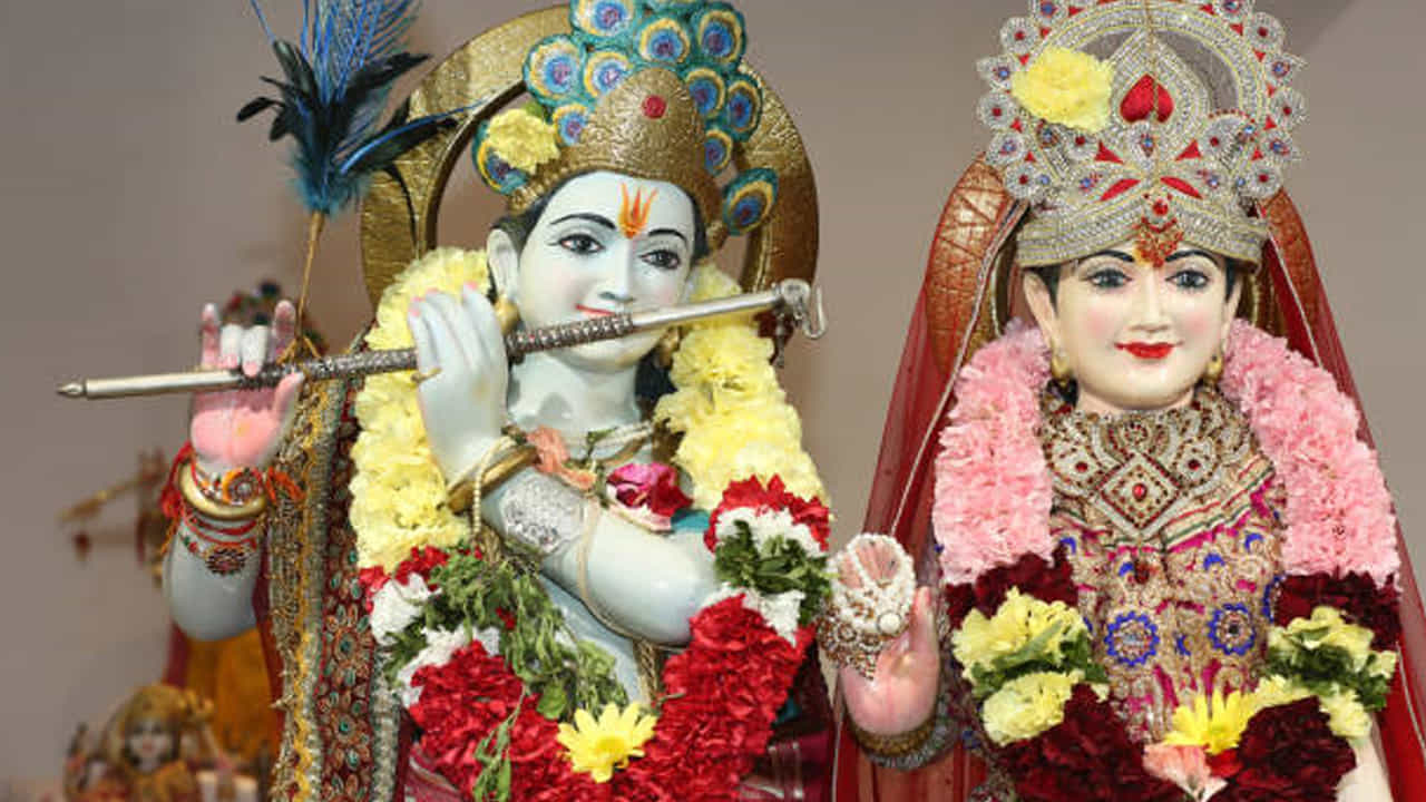 విరిగిన శ్రీ కృష్ణుని విగ్రహం కాదు, ఏ విగ్రహమైనా సరే ఇంట్లో పెట్టుకోవద్దు. ఇలా దేవుళ్ళ ఫోటోలు చిరిగిపోతే వాటిని వెంటనే ఇంట్లో నుంచి తీసివేయండి. విగ్రహాలు, చిత్రాలను ఎల్లప్పుడూ దుమ్ము ధూళి లేకుండా శుభ్రంగా ఉంచండి. అంటే వాటిపై దుమ్ము పట్టకుండా ఎప్పటికప్పుడు శుభ్రం చేసుకోవాలి.