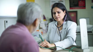 గుండెపోటుకు నెల ముందు శరీరంలో కనిపించే లక్షణాలు ఇవే.. అస్సలు నెగ్లెట్ చేయొద్దు..