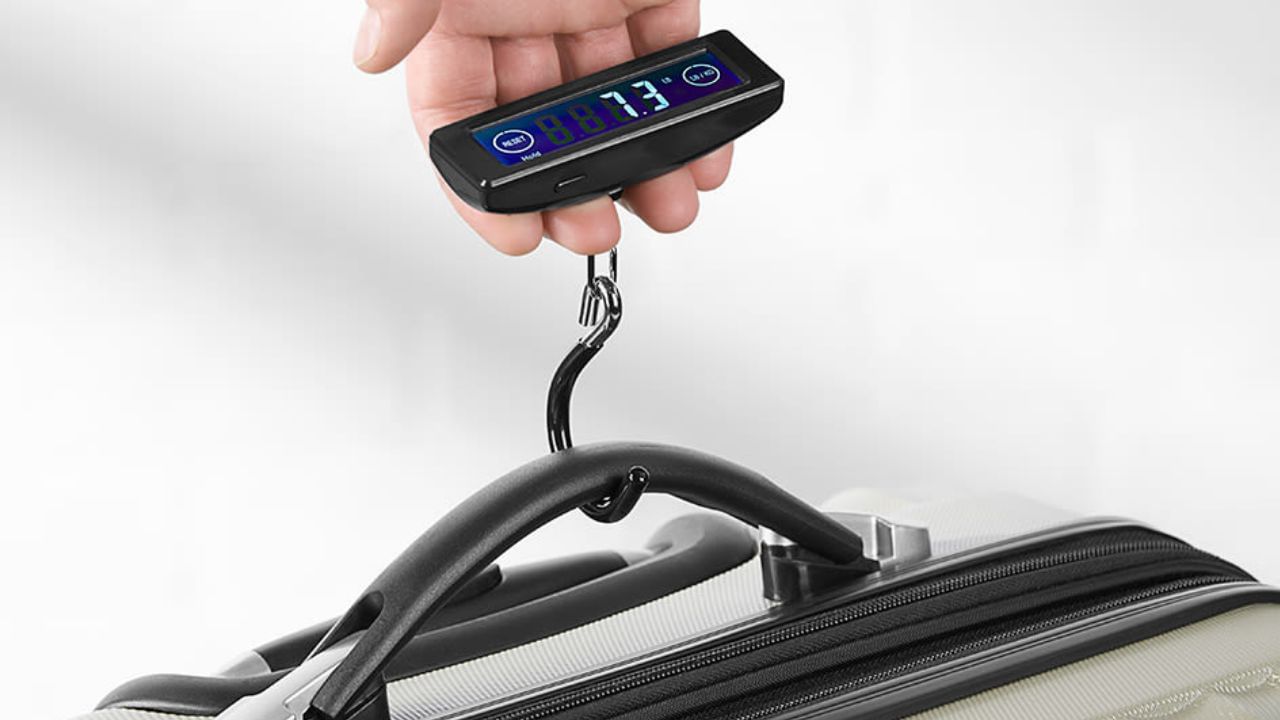 మీ బ్యాగ్ బరువును ముందే తూకం వేసుకోవడం వల్ల ఎయిర్‌పోర్ట్‌లో అదనపు బరువు రుసుములను తప్పించవచ్చు. ప్రయాణానికి ముందు లగేజ్ స్కేల్ ఉపయోగించడం వల్ల మీరు అంతకుముందే తూకం చూసుకుని సర్దుకోవచ్చు.