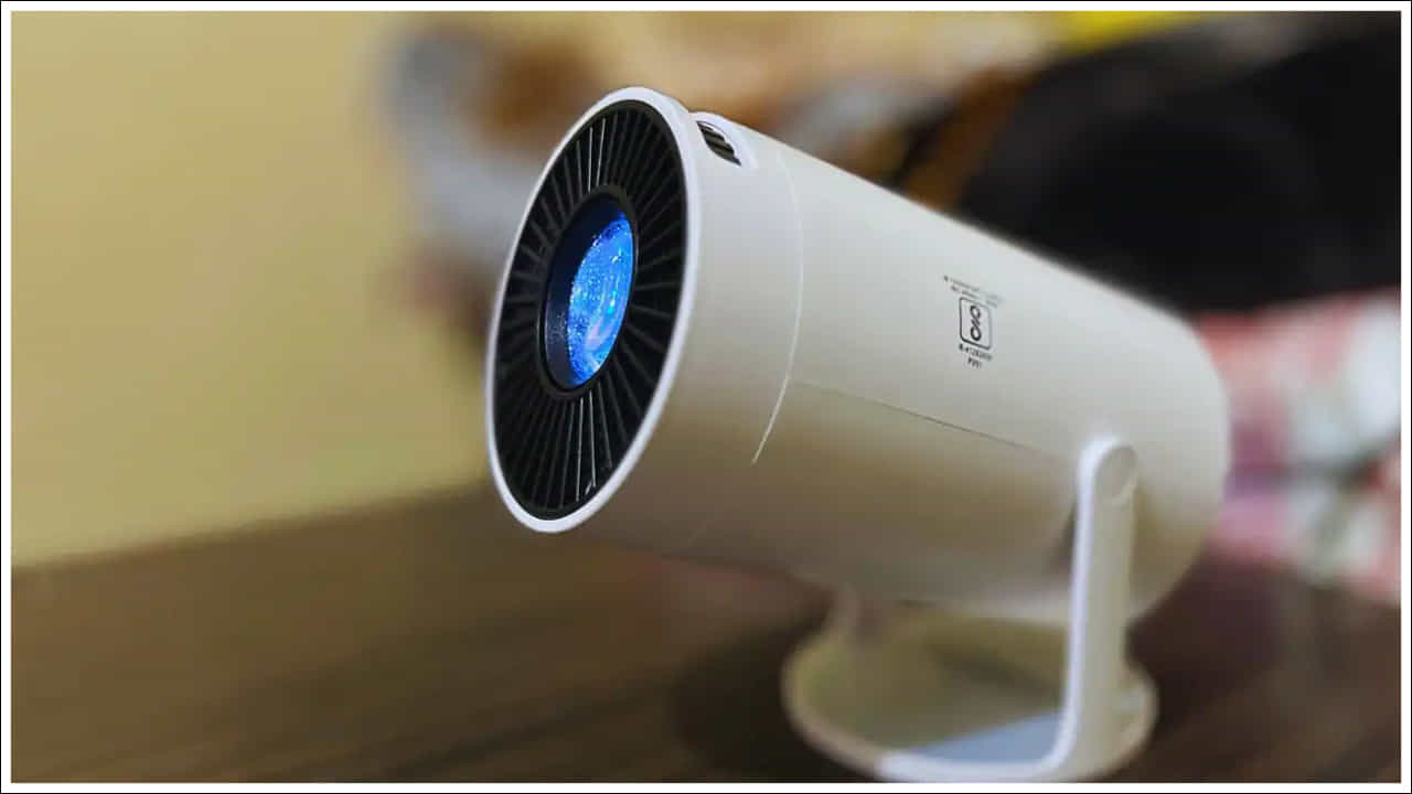 స్మార్ట్ ఫీచర్లు, పనితీరు: LUMA LED ప్రొజెక్టర్ ఆండ్రాయిడ్ సిస్టమ్తో వస్తుంది. ఇది పూర్తిగా స్మార్ట్ డివైజ్. ఇది వైఫై 6, బ్లూటూత్ని కలిగి ఉంది. దీని కారణంగా ఇది వేగవంతమైన, మెరుగైన కనెక్టివిటీని అందిస్తుంది. 4K, 1080P వీడియో రిజల్యూషన్ సపోర్ట్తో ఇది ఏదైనా వాల్ లేదా ప్రొజెక్షన్ స్క్రీన్పై గొప్ప ఇమేజ్ క్లారిటీని అందిస్తుంది.