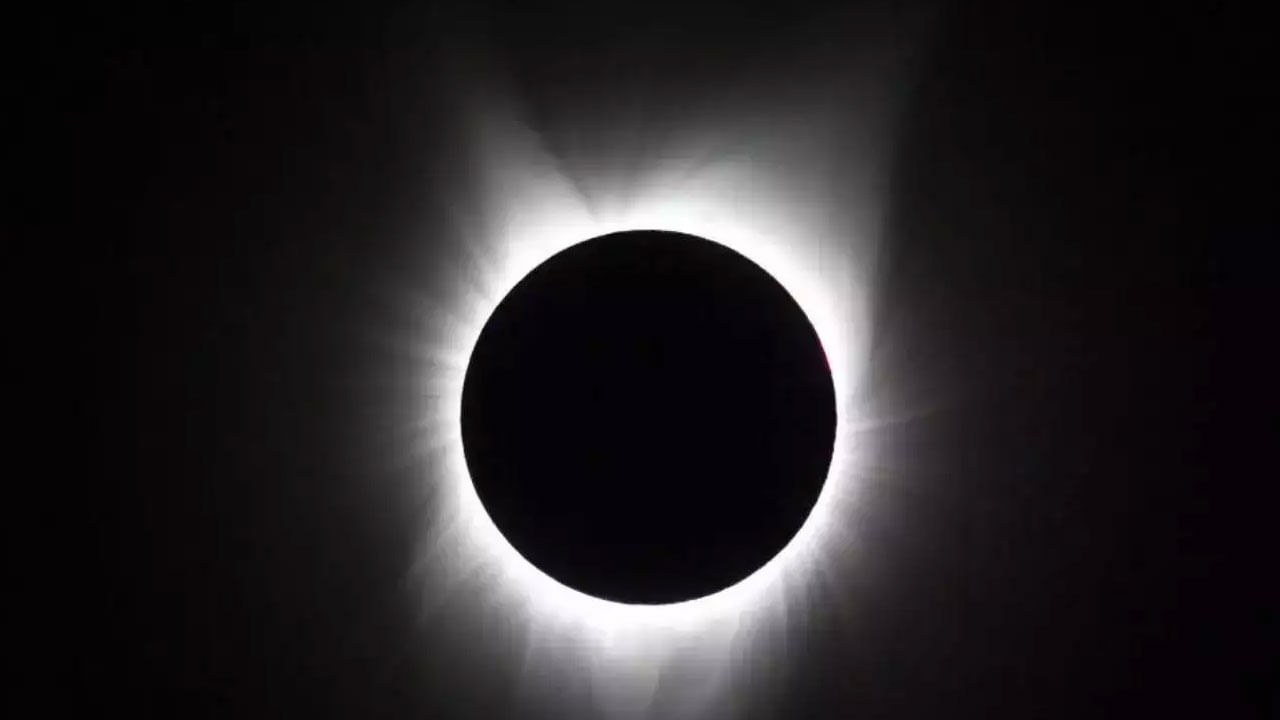 అందువలన ఎలాంటి ఇబ్బందులు లేకుండా మార్చి 13న హోలికా దహనం, మార్చి 14న హోలీ పండుగను జరుపుకోవచ్చు అంట. 