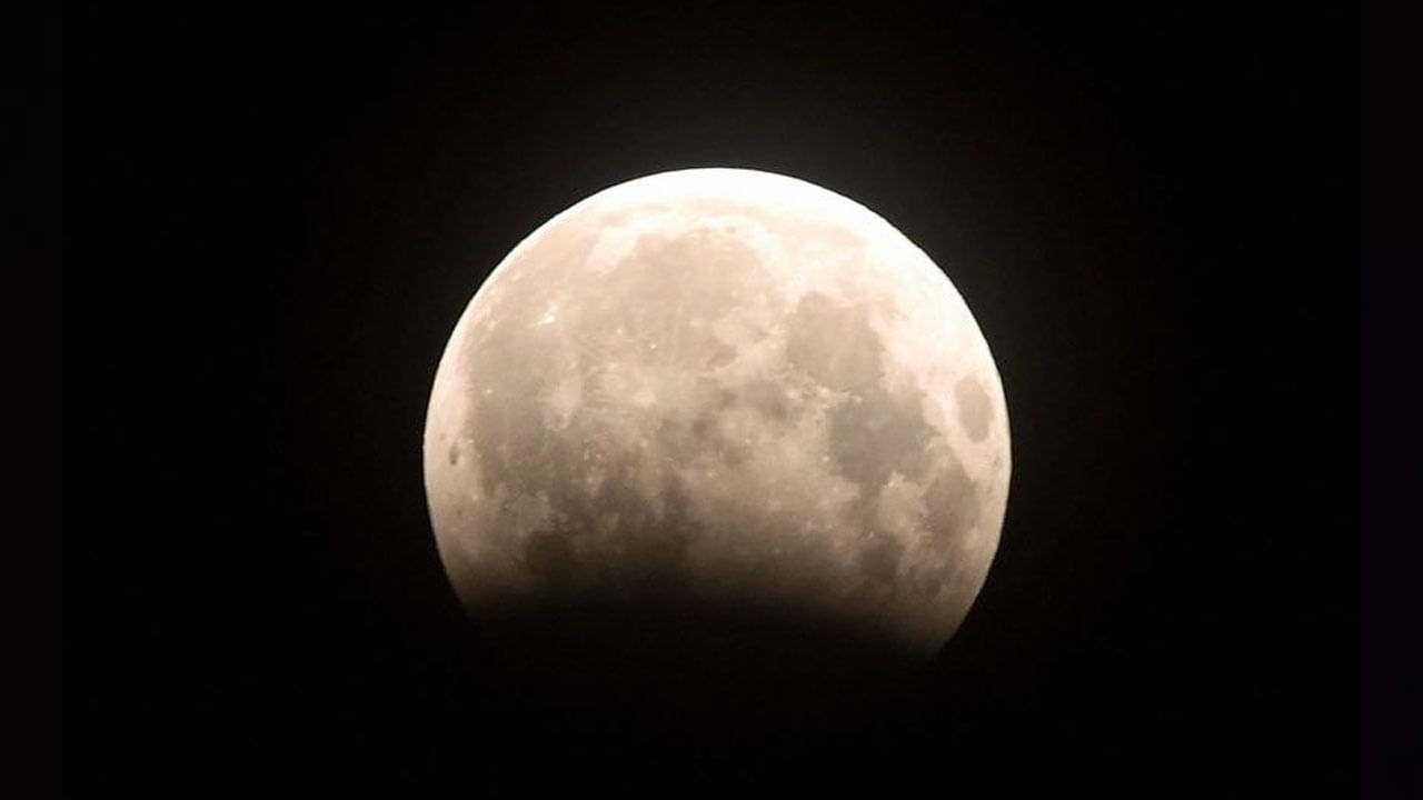 అంతే కాకుండా గ్రహణం ప్రభావం మన దేశంపై ఉండకపోవడం వలన మేషం నుంచి మీన రాశి వరకు ఏ రాశి వారిపై ఎలాంటి ప్రభావం ఉండని  కొందరు పండితులు చెబుతున్నారు.