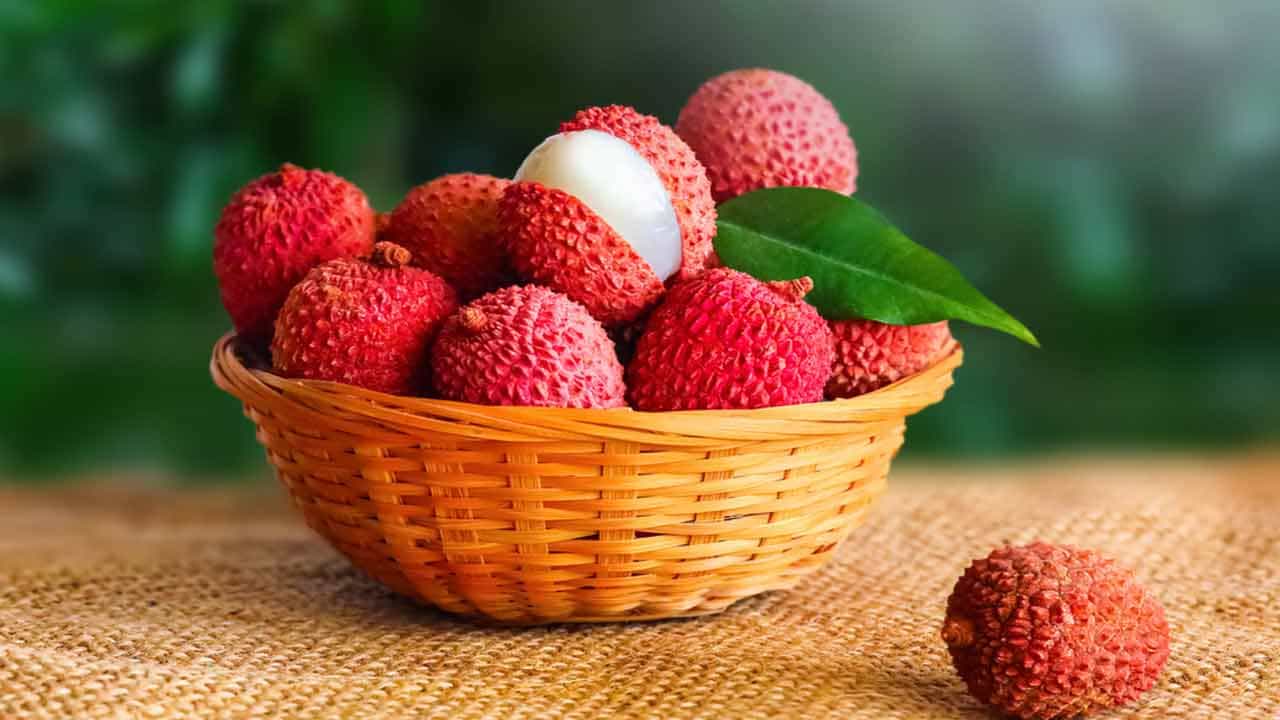 లిచి పండ్లు రక్త ప్రసరణ ఇంప్రూవ్ చేస్తాయి. ఇందులో ఉండే కాపర్, ఐరన్ ఎర్ర రక్త కణాలు ఉత్పత్తికి సహాయపడతాయి. బ్లడ్ సర్కులేషన్ కూడా బాగా ఇంప్రూవ్ అవుతుంది. ఇందులో ఉండే పొటాషియం బీపీని అదుపులో ఉంచడానికి సహాయపడుతుంది. పైగా ఇందులో సోడియం కూడా తక్కువగా ఉంటుంది.