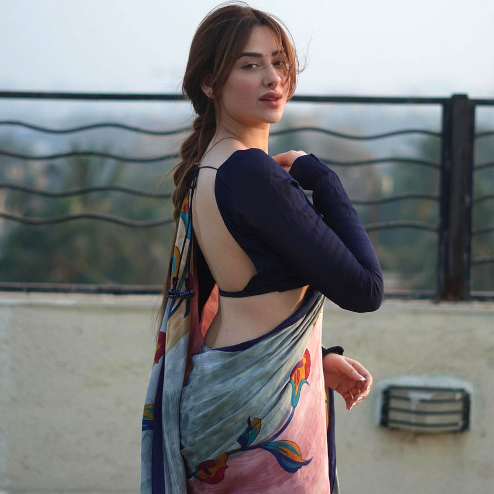 మహిరా చేసిన పోస్టుకు ఇన్ స్టాలో సిరాజ్ లైక్ కొట్టడంతోపాటు ఫాలో కావడంతో ఈ వార్తలకు మరింత బలం చేకూరినట్లు అందులో పేర్కొన్నాయి. తాజాగా ఈ రూమర్స్ పై స్పందించింది మహిరా శర్మ.