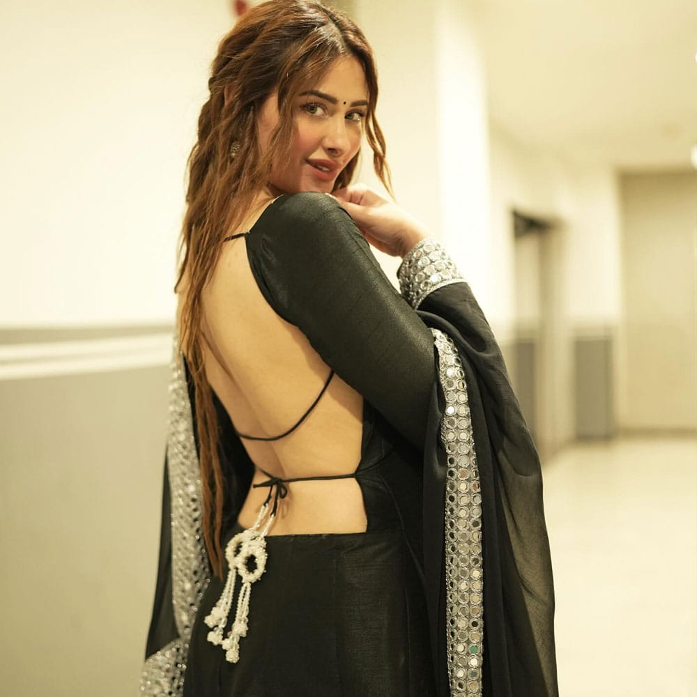 ఆమె మరెవరో కాదు.. హిందీ బిగ్ బాస్ ఫేమ్ మహిరా శర్మ. ఆమెతో మహ్మద్ సిరాజ్ ప్రేమలో ఉన్నారని.. వీరిద్దరు కొద్ది రోజులుగా డేటింగ్ చేస్తున్నారంటూ ప్రచారం నడుస్తుంది. ఈ విషయాన్ని చాలా దగ్గరి సన్నిహితులు చెప్పినట్లు ఓ ఆంగ్ల సైట్ బయటపెట్టింది.