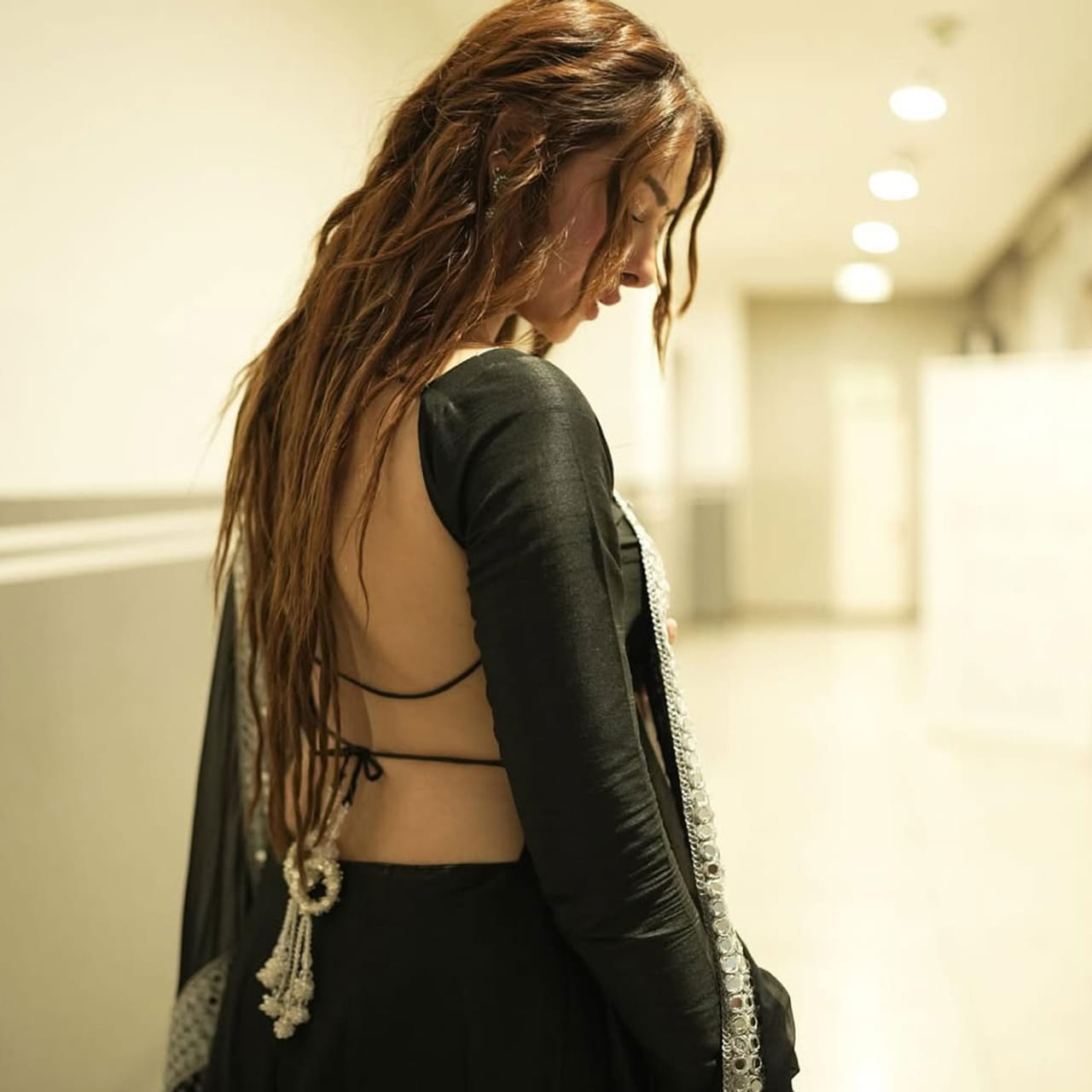 భారత క్రికెటర్, హైదరాబాదీ ప్లేయర్ మహ్మద్ సిరాజ్ ప్రేమ వార్తలు ఇటీవల సోషల్ మీడియాలో తెగ హల్చల్ చేస్తున్న సంగతి తెలిసిందే. బాలీవుడ్ ఇండస్ట్రీకి చెందిన ఓ బ్యూటీతో సిరాజ్ ప్రేమలో ఉన్నట్లు రూమర్స్ నడుస్తున్నాయి.