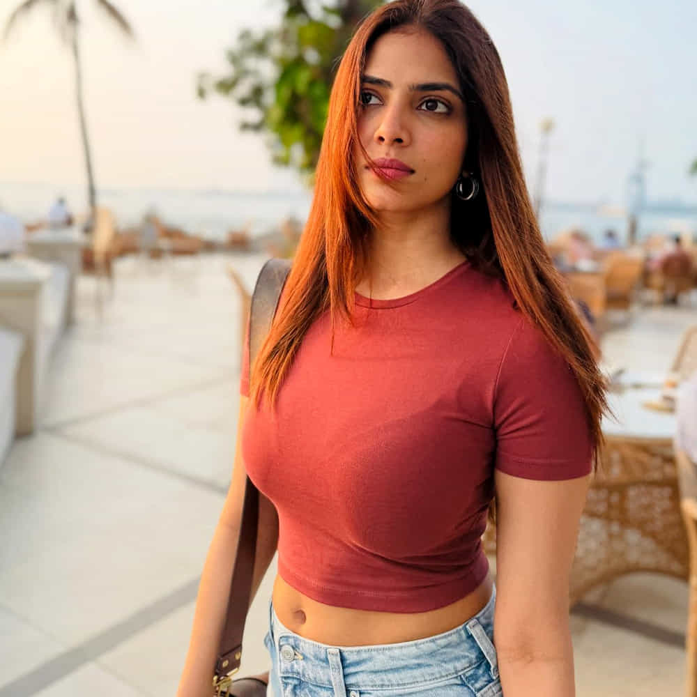 పై ఫొటోలో కనిపిస్తున్న చిన్నారి ఎవరో కాదు.. నటి మాళవిక మోహనన్. మాళవిక చిన్ననాటి ఫోటో ఇప్పుడు సోషల్ మీడియాలో వైరల్ అవుతోంది. కాగా మాళవిక గురించి ప్రత్యేకంగా చెప్పాల్సిన అవసరం లేదు. మాళవిక మోహనన్ 7 ఆగస్టు 1992న ముంబైలో జన్మించింది.