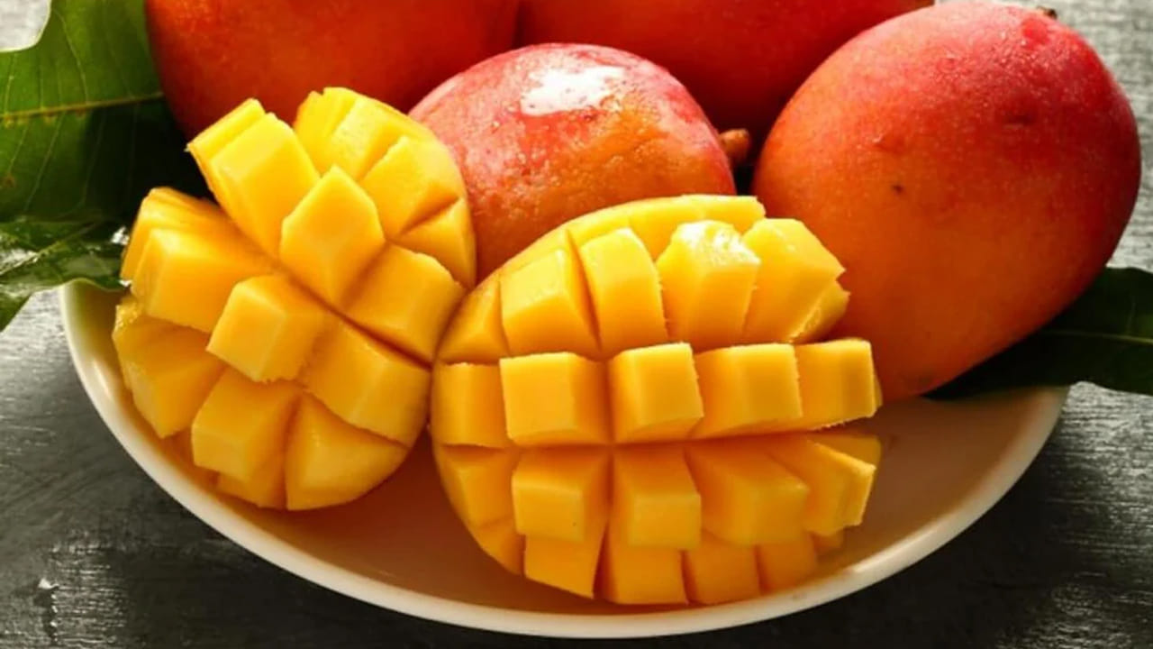 మామిడి ఊబకాయం సమస్యకు కూడా దివ్యౌషధంగా ఉపయోగపడుతుందని నిపుణులు చెబుతున్నారు. ఇందులోని ప్రోటీన్‌, ఫైబర్‌, ఫోలిక్‌ యాసిడ్‌ ఇందుకు ఎంతగానో ఉపయోగపడుతాయి. వేసవిలో వీటిని తీసుకొంటే ఊబకాయం సమస్య దూరం అవుతుంది. 