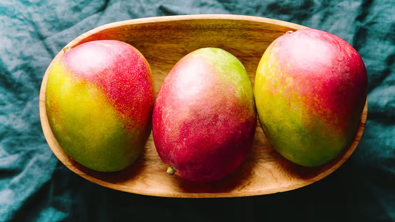 మామిడి పండ్లు చర్మ ఆరోగ్యానికి కూడా ఎంతో దోహదపడతాయి. ఇందులో సుగుణాలు చర్మానికి తేమను అందించి, నిగనిగలాడేలా చేస్తుంది. అలాగే వృద్ధాప్య ఛాయలని దూరం చేసి ముడతలు రాకుండా కాపాడుతుంది. దీంతో యవ్వనంగా కనిపిస్తారు. 