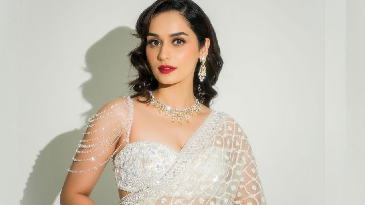  ఈ చిన్నది దర్శకుడు చంద్రప్రకాశ్ ద్వివేది దర్శకత్వంలో  అక్షయ్ కుమార్ హీరోగా వచ్చిన సామ్రాట్ పృథ్వీరాజ్ అనే  సినిమా ద్వారా వెండితెరపైకి అడుగు పెట్టింది. ఈ మూవీ 2022లో విడుదలై బాక్సాఫీస్ వద్ద డిజాస్టర్‌గా మిగిలింది. 